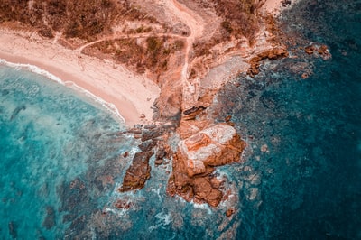 近岸褐色岩层航空摄影